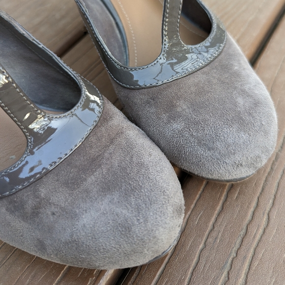 CLARKS ARTISAN taupe suede T-strap heels 7.5 - Picture 3 of 8